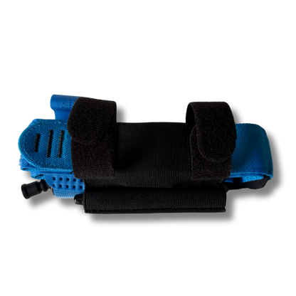 Achteraanzicht van de blauwe LifeSaver Tourniquet Set-houder
