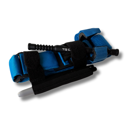 Zijaanzicht van de blauwe houder van de LifeSaver Tourniquet Set