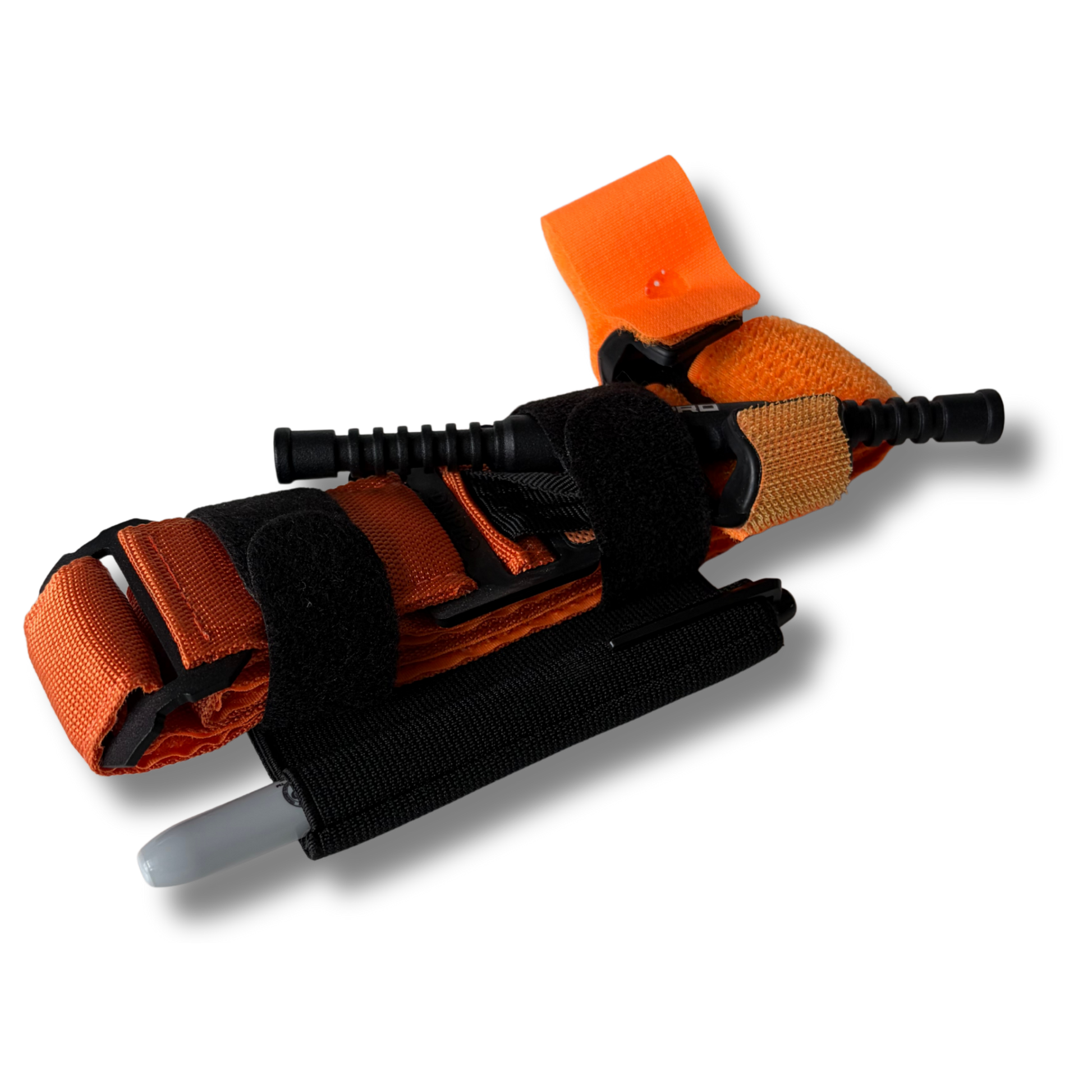 Zijaanzicht van de oranje houder van de LifeSaver Tourniquet Set
