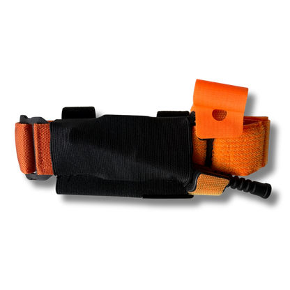 Vooraanzicht van de oranje LifeSaver Tourniquet Set-houder