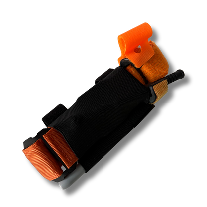Zijaanzicht van de oranje LifeSaver Tourniquet Set-houder