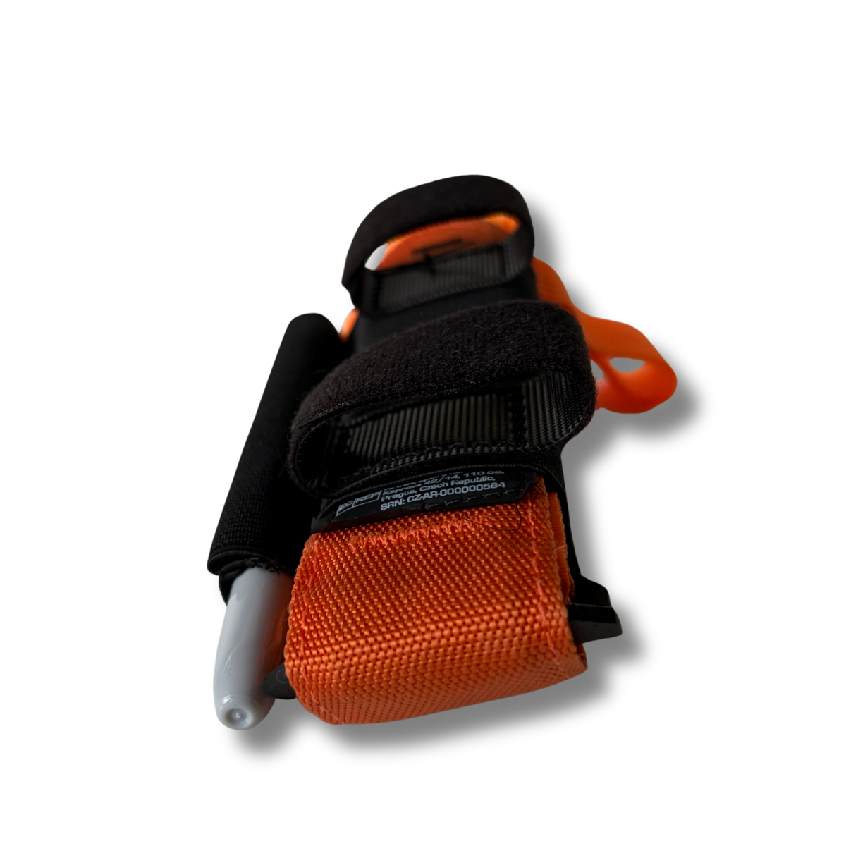 Onderdelen van de oranje LifeSaver Tourniquet Set afzonderlijk weergegeven